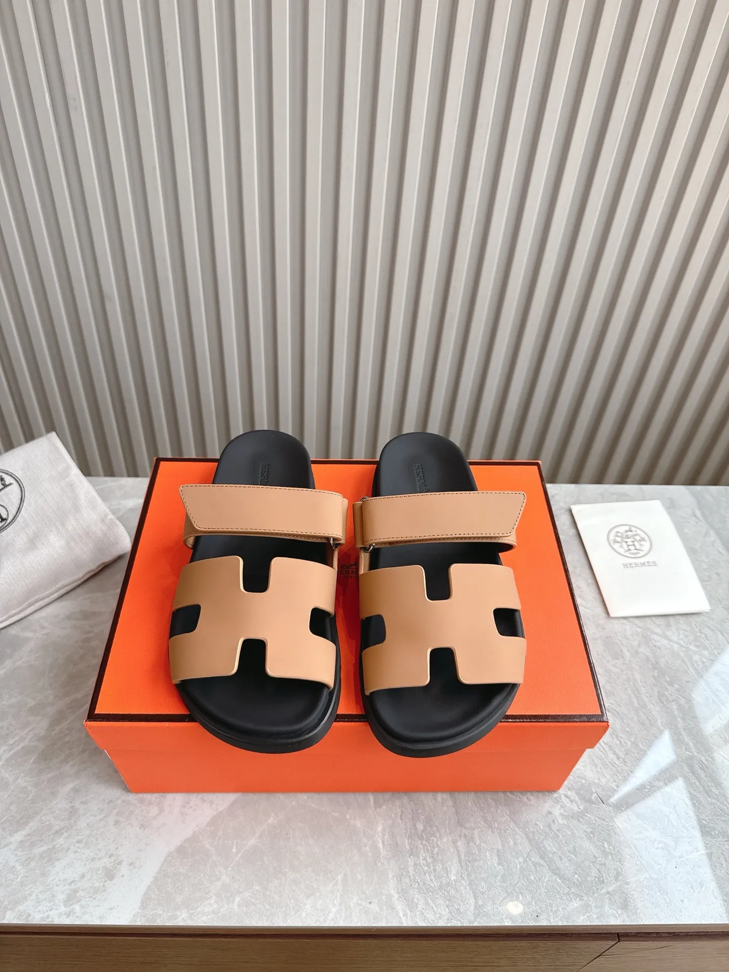p480🐮🐮Couple model (top version) H family 2024 spring and summer new style HERMES Hermes' recently popular couple model pig nose angle sandals and slippers, paired with various colorful socks, popular. Upper: imported original deerskin (the genuine leather edging is not ordinary super migration). Lining: imported genuine leather. Outsole: Tpu non-slip and wear-resistant outsole. Size: Female 35-42 (40/42 non-returnable and non-exchangeable) Male size: 39-45 (45 non-refundable and non-exchangeable)